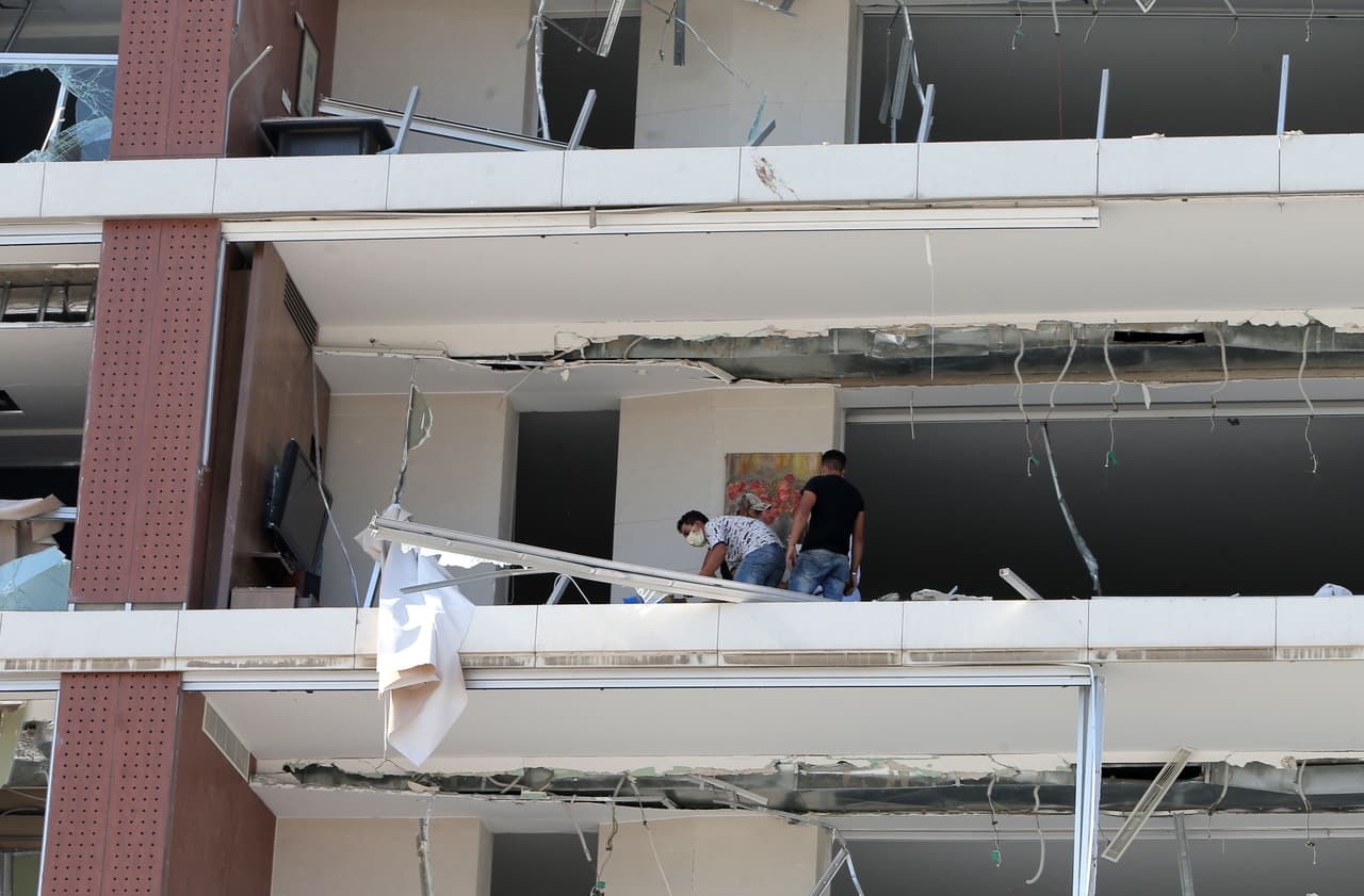 La fachada de un edificio residencial totalmente destrozada. El gobernador de Beirut, Marwan Aboud, indicó que hasta 300,000 personas perdieron su hogar en la capital, que tiene unos dos millones de habitantes.