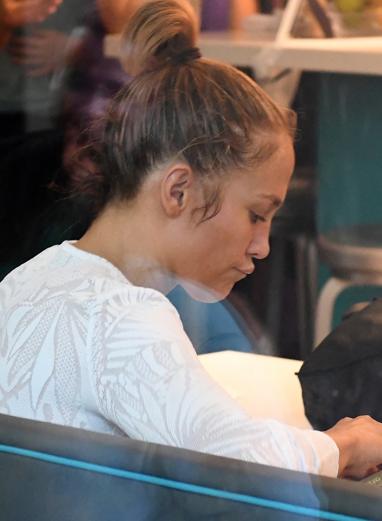 López, de 48 años, fue quien dio el primer paso para producir el tema cuyo vídeo fue grabado en su mansión de 
<b><a href="https://www.univision.com/entretenimiento/celebridades/jennifer-lopez-compro-una-mansion-en-bel-air-fotos#b72d54830000">40 millones</a></b> de dólares en Bel Air, en California.