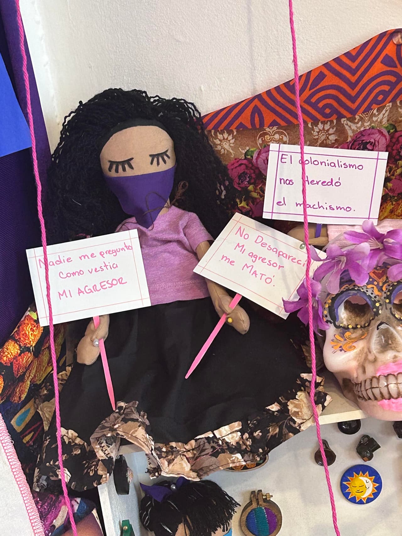 Mensajes de alerta fueron colocados en el altar. Línea Nacional Contra la Violencia Doméstica (1-800-799-7233)