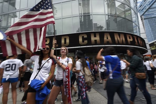 Los Ángeles se vistió de rojo, blanco y azul en honor al equipo femenil de futbol de Estados Unidos. Las campeonas del mundo gozaron su título junto a una multitud en el Staples Center.