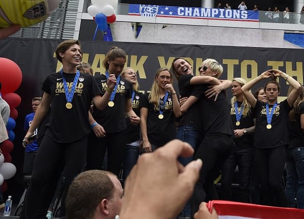 Los Ángeles se vistió de rojo, blanco y azul en honor al equipo femenil de futbol de Estados Unidos. Las campeonas del mundo gozaron su título junto a una multitud en el Staples Center.