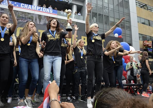 Los Ángeles se vistió de rojo, blanco y azul en honor al equipo femenil de futbol de Estados Unidos. Las campeonas del mundo gozaron su título junto a una multitud en el Staples Center.
