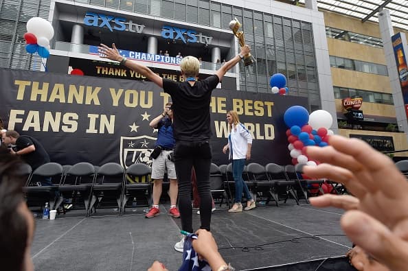 Los Ángeles se vistió de rojo, blanco y azul en honor al equipo femenil de futbol de Estados Unidos. Las campeonas del mundo gozaron su título junto a una multitud en el Staples Center.