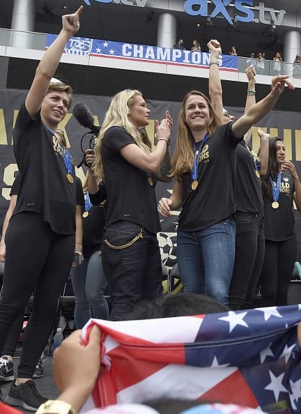 Los Ángeles se vistió de rojo, blanco y azul en honor al equipo femenil de futbol de Estados Unidos. Las campeonas del mundo gozaron su título junto a una multitud en el Staples Center.