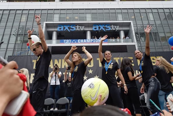 Los Ángeles se vistió de rojo, blanco y azul en honor al equipo femenil de futbol de Estados Unidos. Las campeonas del mundo gozaron su título junto a una multitud en el Staples Center.