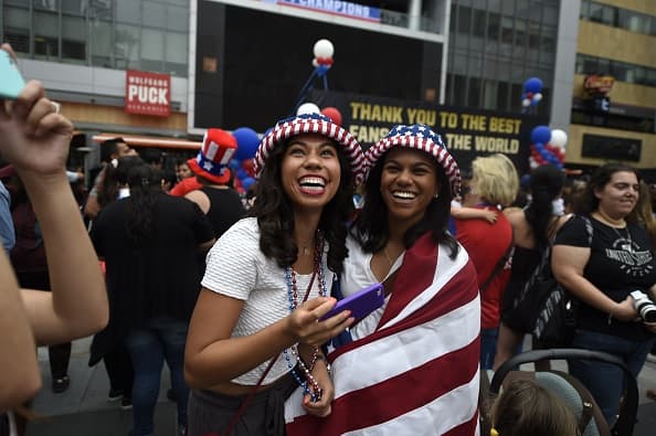 Los Ángeles se vistió de rojo, blanco y azul en honor al equipo femenil de futbol de Estados Unidos. Las campeonas del mundo gozaron su título junto a una multitud en el Staples Center.