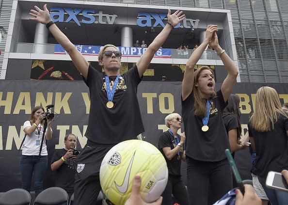 Los Ángeles se vistió de rojo, blanco y azul en honor al equipo femenil de futbol de Estados Unidos. Las campeonas del mundo gozaron su título junto a una multitud en el Staples Center.