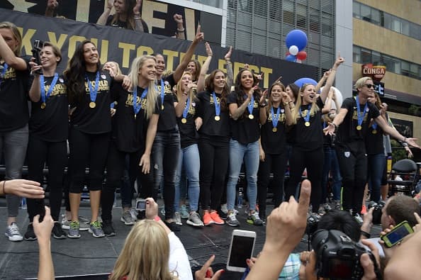 Los Ángeles se vistió de rojo, blanco y azul en honor al equipo femenil de futbol de Estados Unidos. Las campeonas del mundo gozaron su título junto a una multitud en el Staples Center.