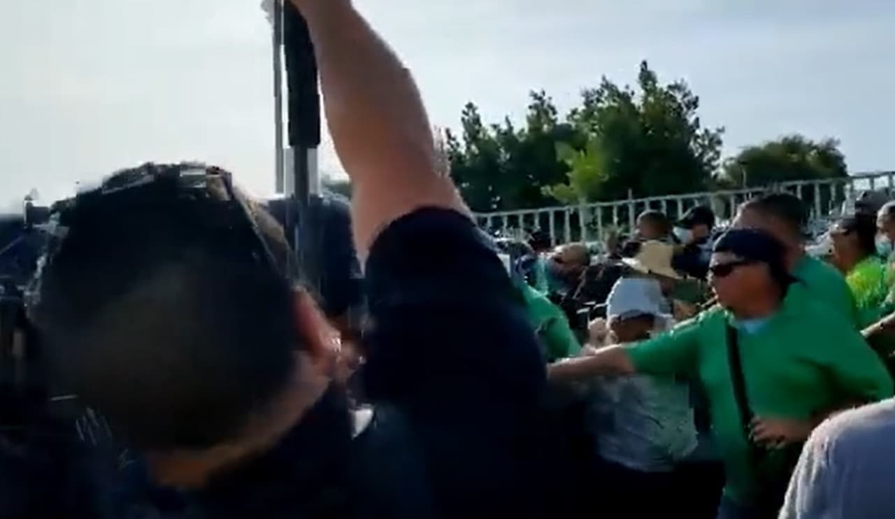 Los sindicalistas, encabezados por Luis de Jesús Rivera y José Maya, presidente ejecutivo y presidente del capítulo UIA de San Juan, respectivamente, exigían mejoras salariales y repudiaban una supuesta privatización de los servicios de la AAA.