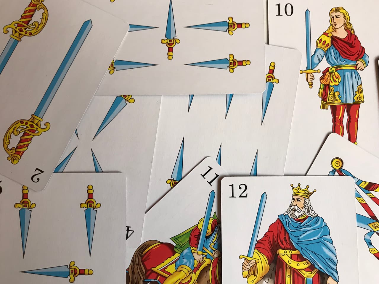 Esta carta denota además del conflicto, un distanciamiento con alguien a quien queremos mucho, o que se va a ir de nuestras vidas. También nos rodea de paranoia e inseguridades. Si sale a la inversa es aún más negativa, con notas de ansiedad y locura.