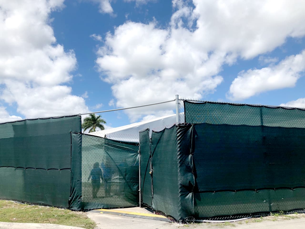 En el otro lado del centro, separados por dos verjas, están los chicos migrantes de 17 años. Activistas como Rubin advierten que la situación de los menores que están a punto de cumplir 18 años es complicada puesto que, aunque los detienen como menores, cuando cumplen 18 años los entregan a la Oficina de Inmigración y Aduanas (ICE).