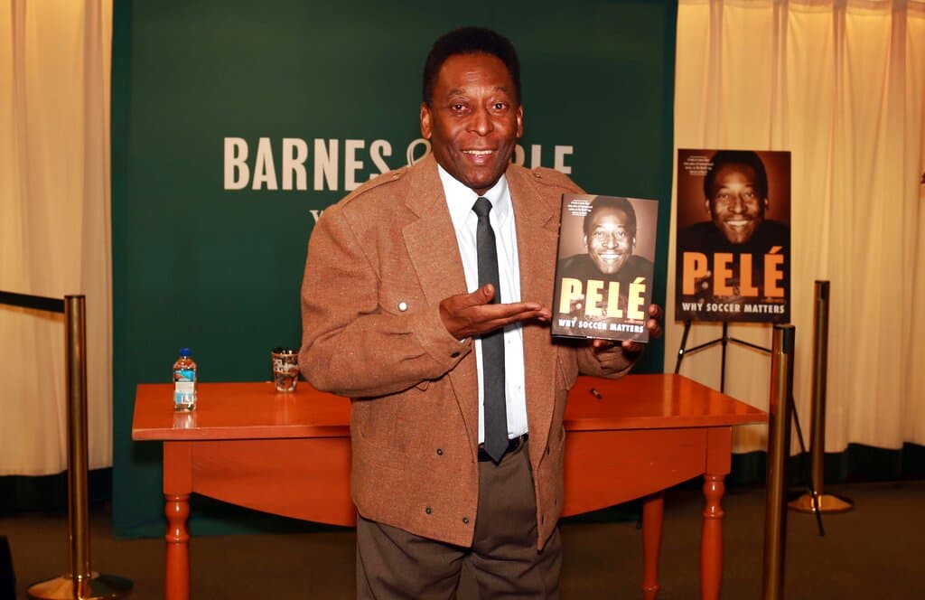 La estrella del fútbol brasileño Pelé hace una aparición en Barnes & Noble para firmar ejemplares de su libro "Por qué importa el fútbol" el martes 1 de abril de 2014 en Nueva York.