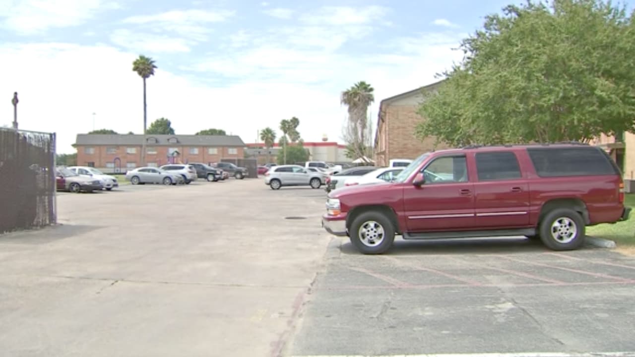 Horas más tarde, el hombre llegó a pie a la vivienda de un familiar y dijo que "había cometido un grave error". Se cambió de ropa y se fue. Ese mismo familiar aseguró que un día antes 
<b><a href="https://www.univision.com/local/houston-kxln/buscan-daniel-chacon-persona-interes-asesinato-maira-gutierrez-houston" target="_blank">Chacón había estado en su casa</a></b> y había dicho: "
<b>Voy a tener que matar a esa mujer</b>".