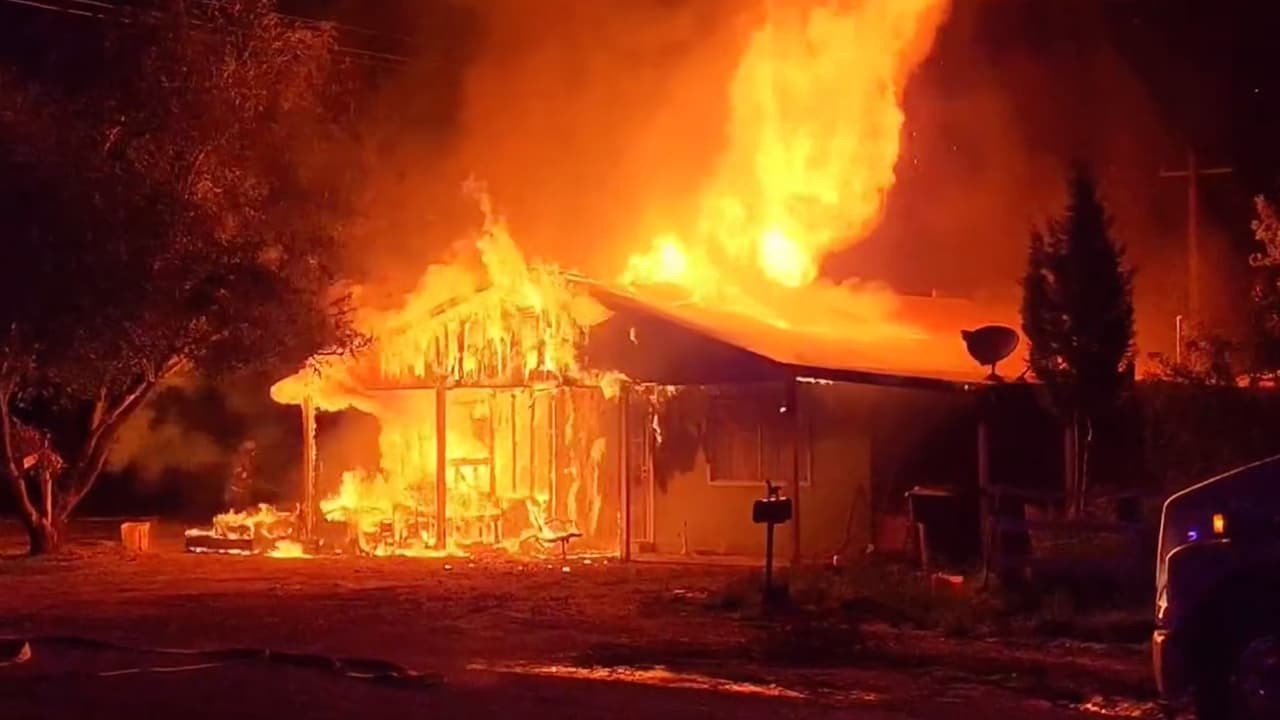 Al llegar al lugar, los bomberos encontraron la estructura totalmente afectada principalmente en la parte frontal que ya había sido consumida por el fuego.