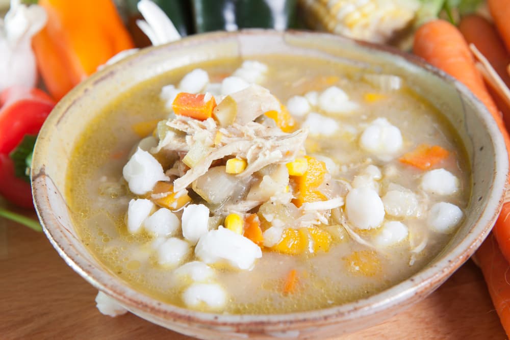 Cuando esto pase, puedes ocuparte de la salsa. Hierve el jitomate y remoja los chiles en agua caliente hasta que estén suaves después procede a quitarles las semillas, el rabo y muélelos junto con el jitomate, sal, orégano, cominos y un diente de ajo.