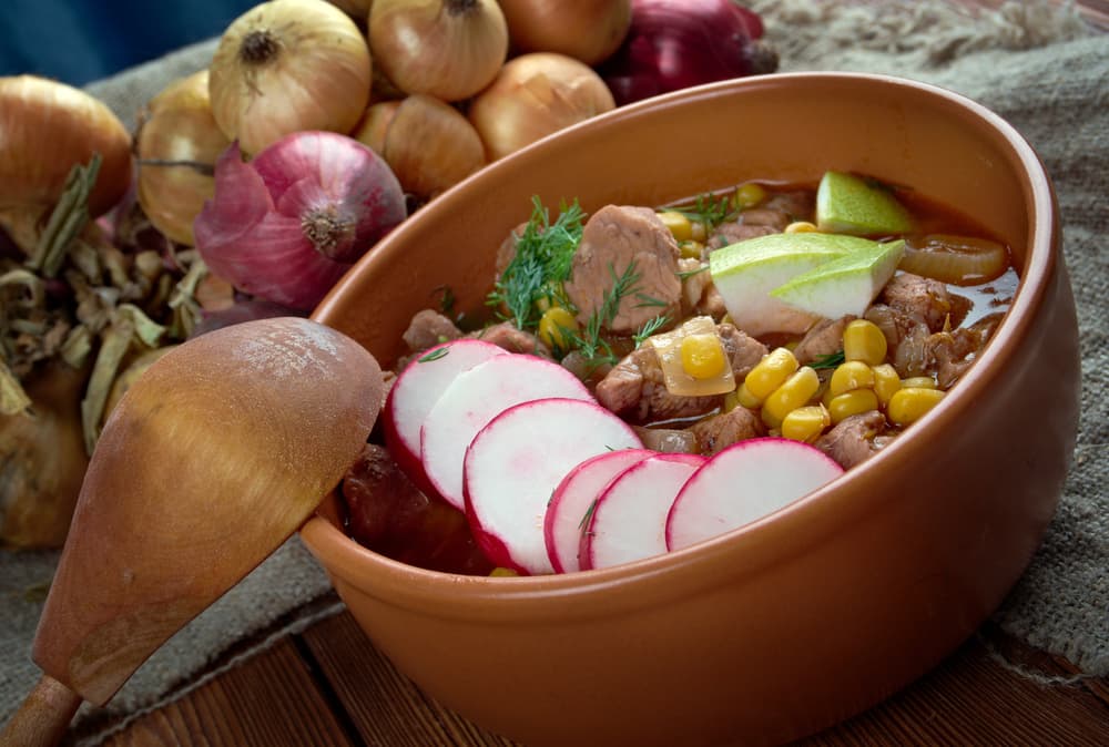 Los ingredientes que lleva un buen pozole son: maíz para pozole precocido, una cabeza de ajo, sal, carne de puerco procura que este en trozos medianos, jitomate, chile ancho, orégano y comino.