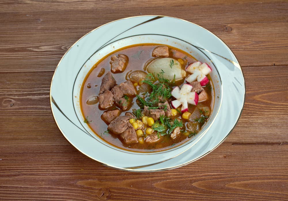También depende de la región en que lo comas, pues las zonas le van dando su toque personal. En el caso del estado de Guerrero lleva tomate verde. En cambio, en Michoacán chicharrón, Colima lo prepara con queso blanco.