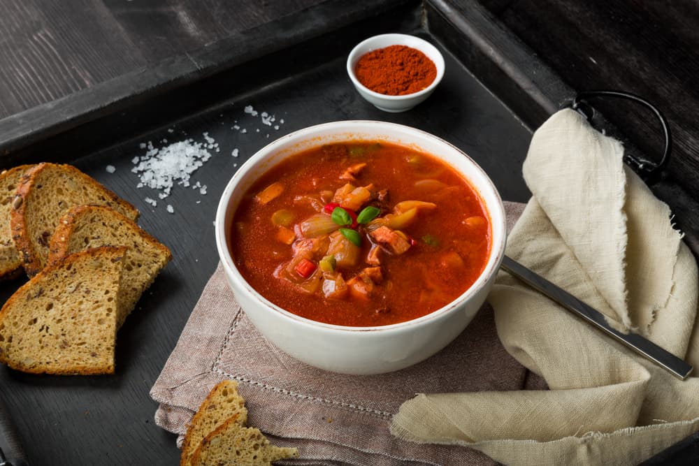 Un buen pozole va acompañado de lechuga, cebolla, orégano, limón, rábano, chile y tostadas. A las tostadas se le puede untar crema y el sabor es aún más rico.