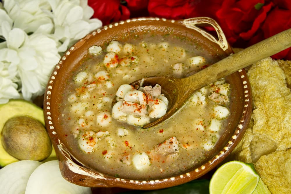 El pozole es un delicioso caldo tradicional México que se prepara con maíz, carne, chile y verduras.