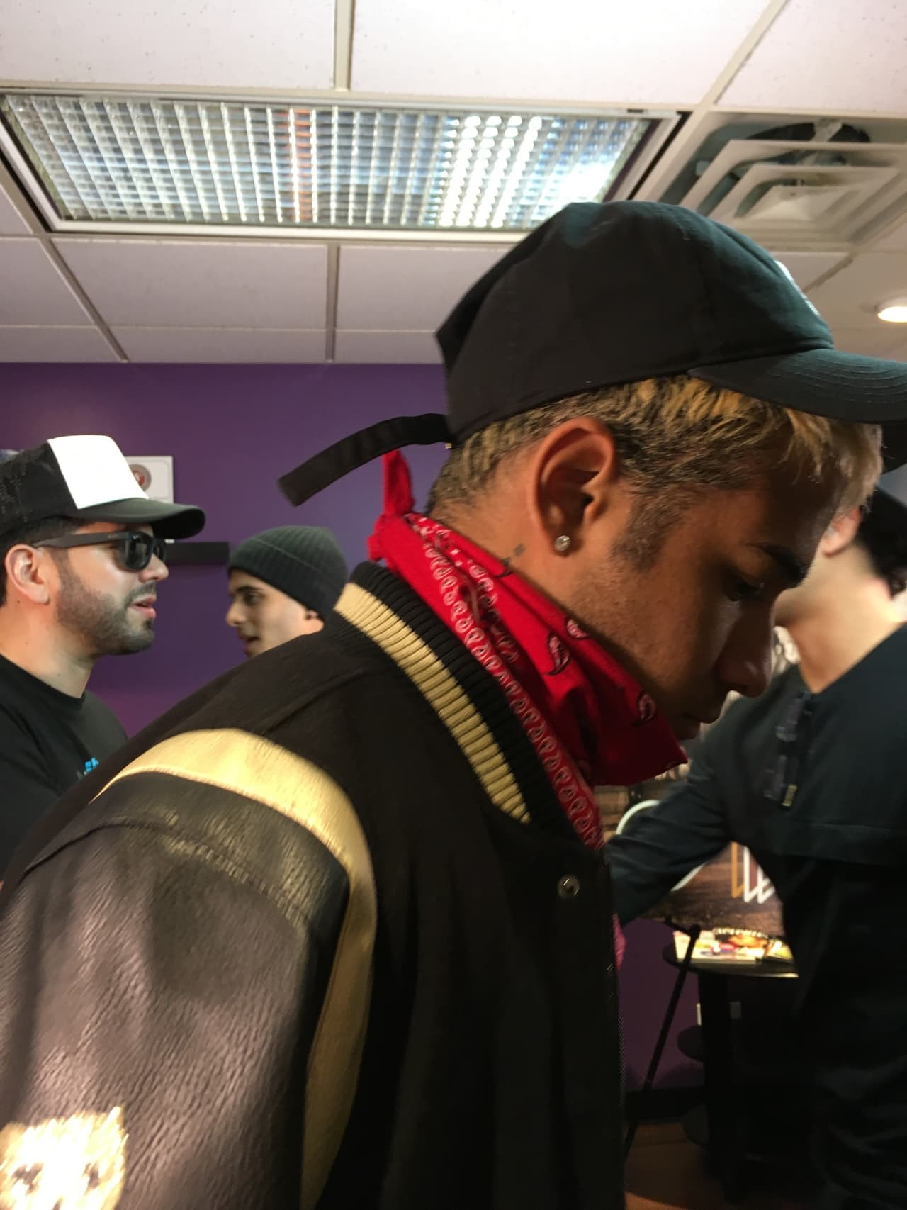 Las fanáticas de CNCO recibieron al grupo con los brazos abiertos. El centro comercial donde se realizó el meet and greet estaba llenos de fans que les esperaban desde las 5 de la mañana para tomarse una foto con ellos y conocerlos en persona.