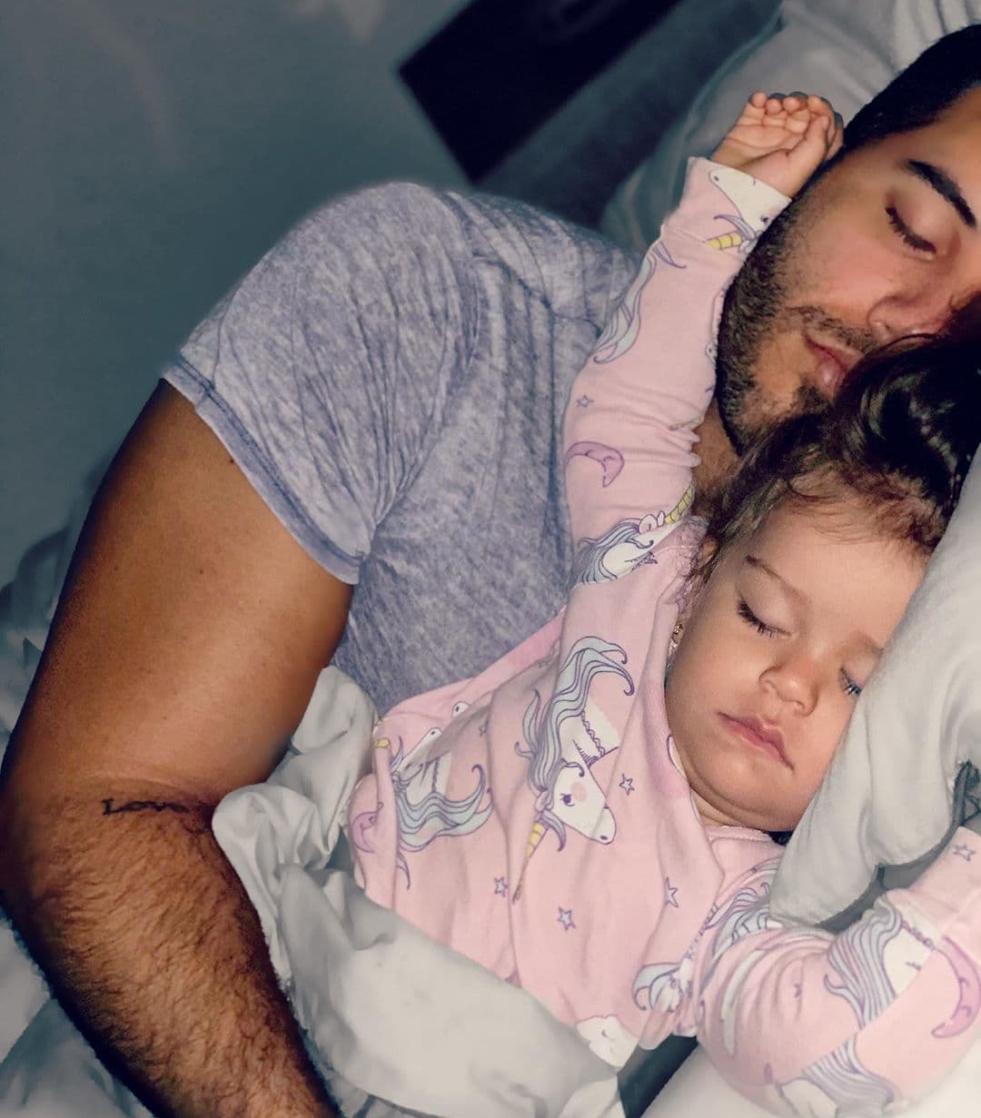 Y así terminó Yisus el día de fiesta junto a Silvana: "Fue una noche larga: pizzas, hot dogs, dulces y muchos tragos de Capri Sun".