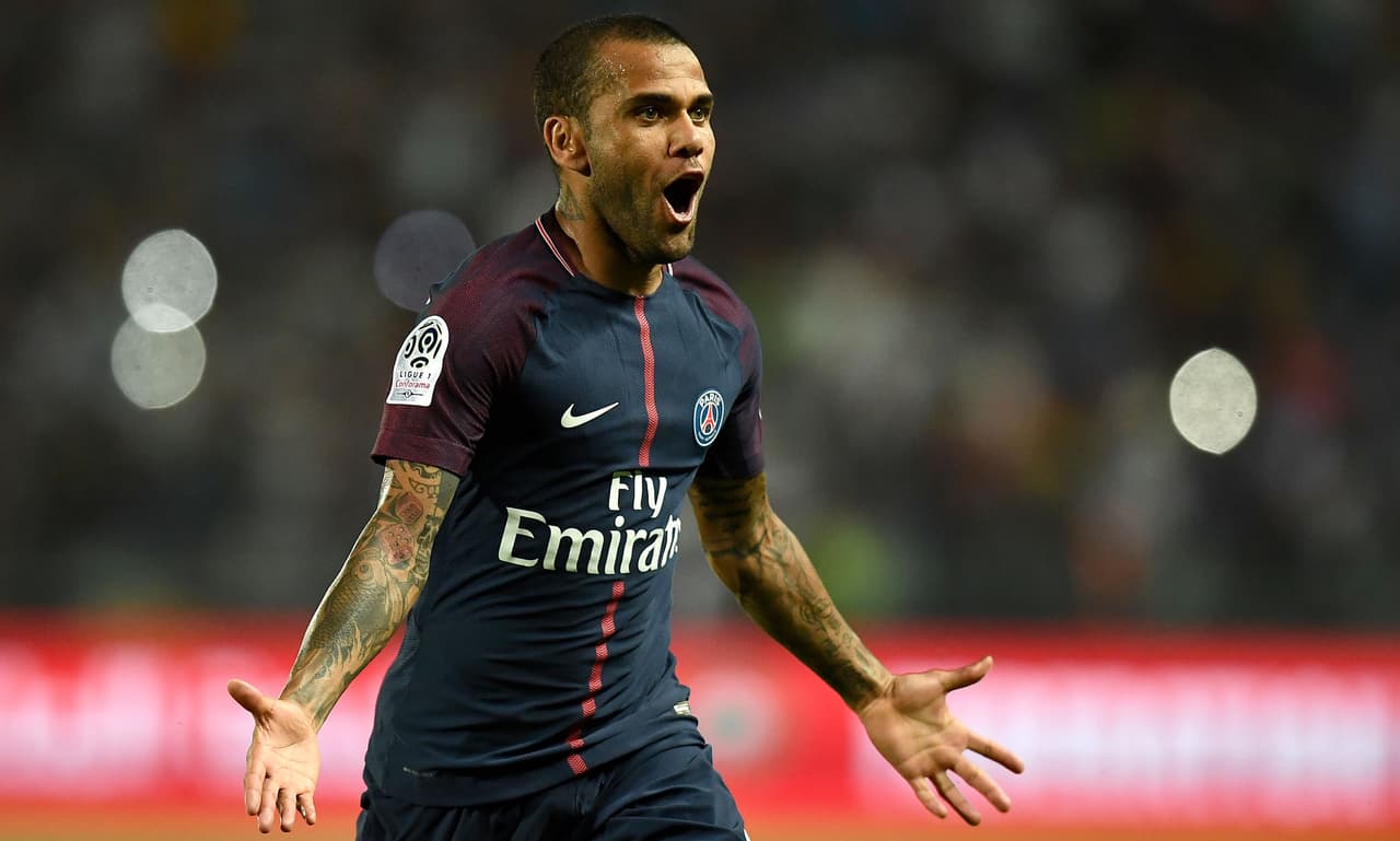 Dani Alves confiesa que pudo haber llegado a la Premier League en 2006