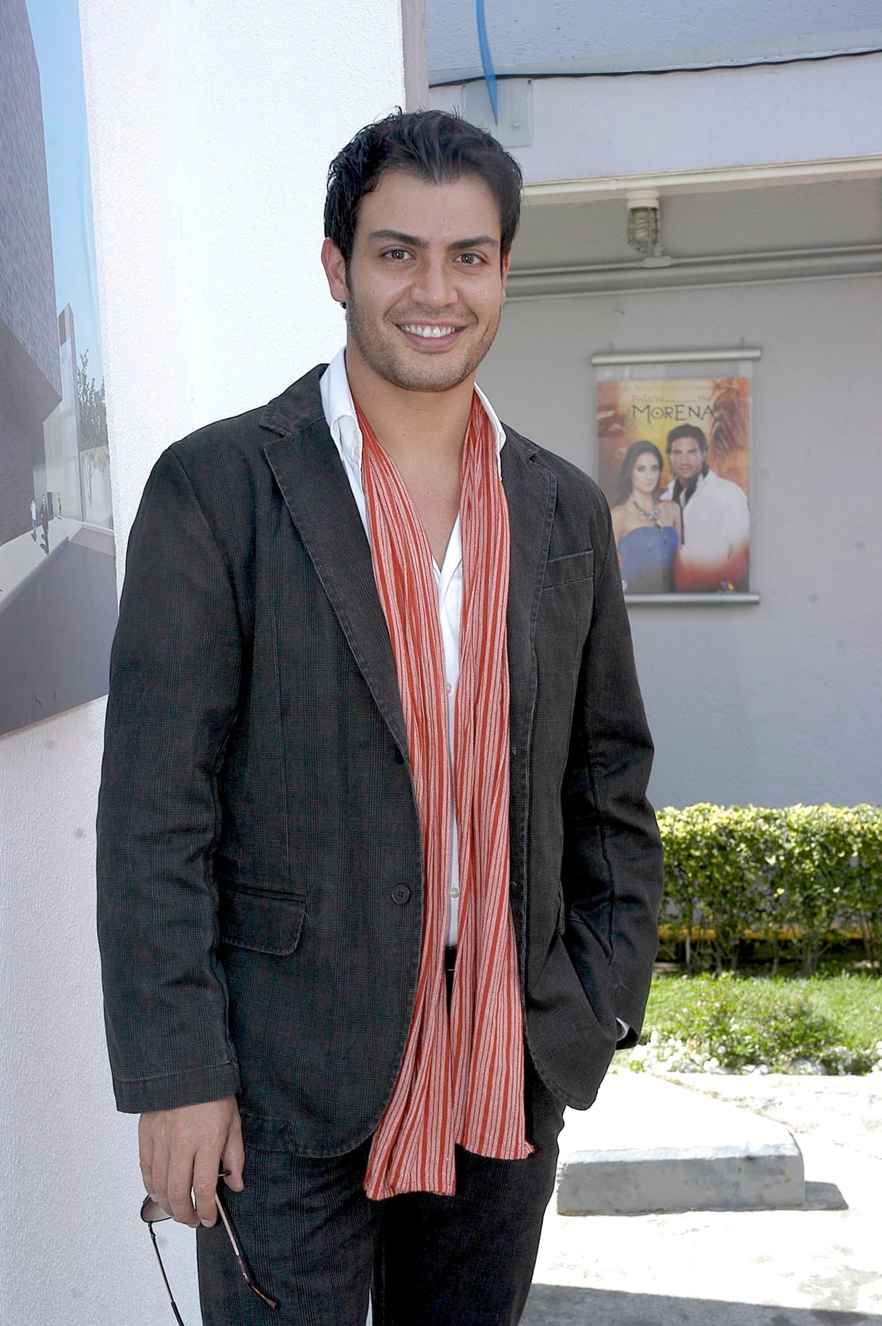 En esa ocasión, Palacios dijo: "Siempre es diferente cuando se interpreta por distintos actores, entonces claro que el tema que sea un escenario político, que sea como un 'thriller' pues lo cambia. El realismo creo que es importante resaltar y creo que esas son las principales diferencias".