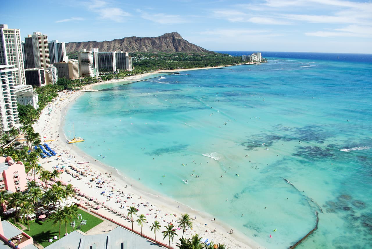 <b>Puesto 25. Waikiki Beach. Honolulu, Oahu Island, Hawaii.</b>
<br>
<br>Waikiki significa "chorro de agua" y fue en los 1800 el punto de recreo de la 'realeza' hawaiana. Hoy en día es famosa por su agua turquesa que tiene excelentes condiciones para practicar longboard.