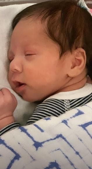 Cuando Diego duerme serenamente su madre no duda en capturar los primeros bellos momentos junto a su ángel.