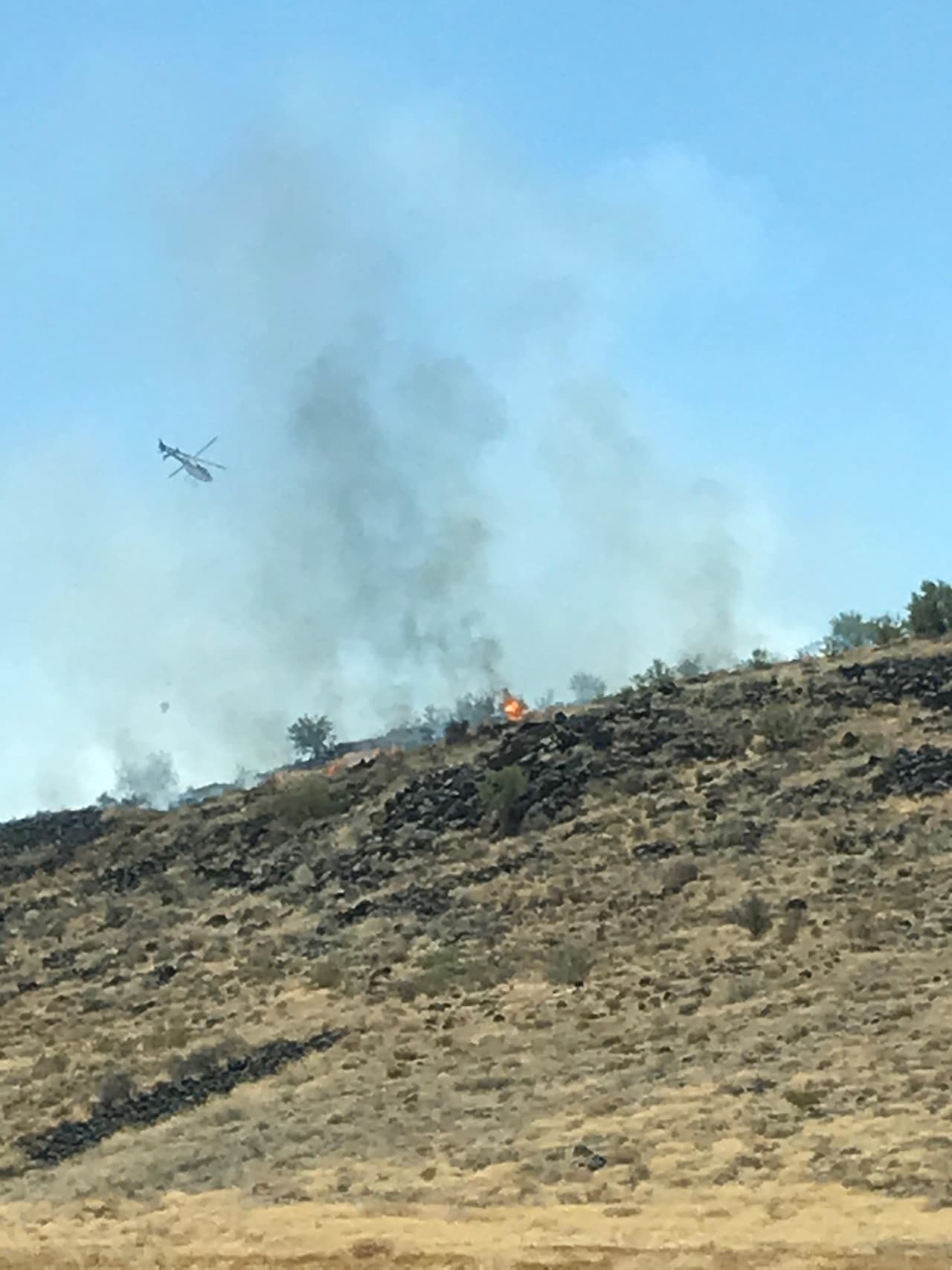Autoridades indican que el incendio estaba contenido en un 35% a la 1 p.m. pero aún activo en el lado este.
<br>