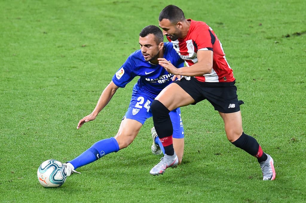 Joan Jordan se ve superado por Mikel Balenziaga y el jugador del SEvilla se queja de una falta pero el árbitro no marca nada.