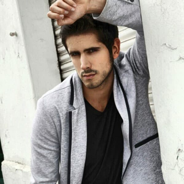 Claudio Roca es 'Mario Hernández' de joven dentro de la historia.