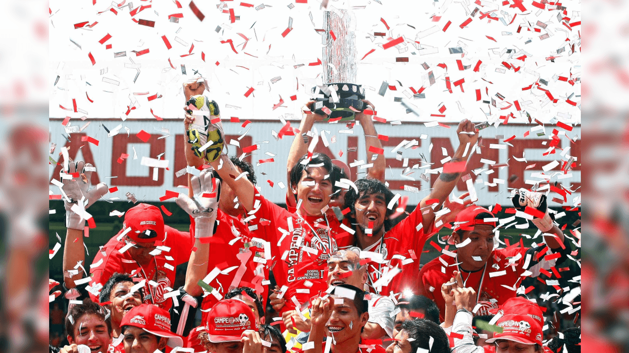 <b>Décima estrella</b>
<br>Toluca se volvió tendencia en los torneos cortos, por no decir, el rival más complicado para jugar ante ellos y, principalmente, un experto en Finales. Los Diablos Rojos se clasificaron en nueve ocasiones durante 14 años al juego por el campeonato, donde se consagraron siete veces y tres de ellas lo hicieron con penales de por medio.