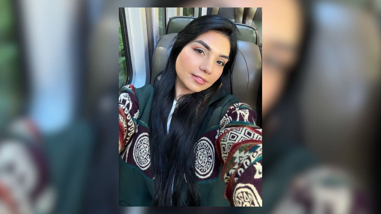 En su perfil de Facebook, Mayra Velásquez se presenta como empleada de la agencia inmobiliaria Pure Realtors.