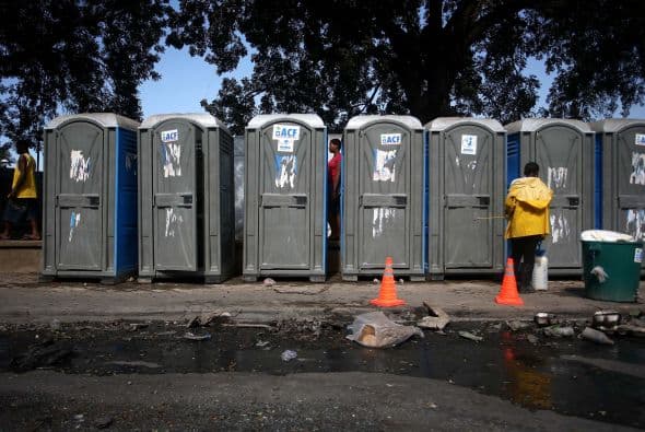 La lentitud del proceso de reconstrucción no se debe sólo a la situación política de Haití, sino también a la burocracia de la CIRH para aprobar proyectos, como reconoció el propio Clinton luego de recibir quejas de los donantes y del propio gobierno haitiano.