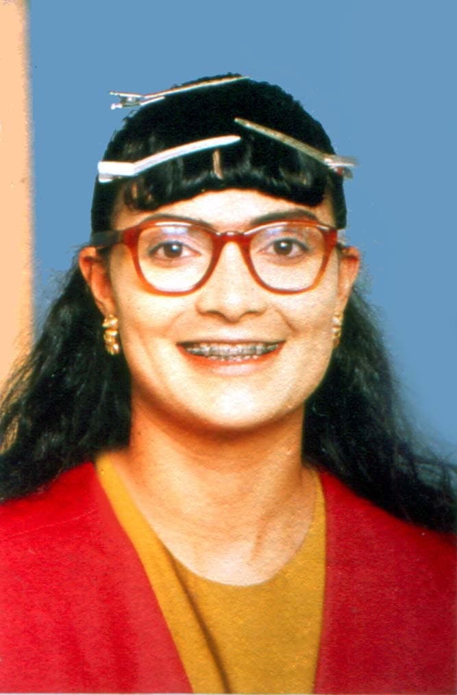Acostumbrados a ver heroínas con rostro angelical y cuerpo perfecto en las telenovelas, casi nadie pudo evitar voltear a ver a la desaliñada y bigotona protagonista del melodrama colombiano
<i>Yo soy Betty, la fea</i>. Desde 1999, cuando esta historia de Fernando Gaitán se transmitió por primera vez en televisión, 'La Fea' conquistó y arrasó con sus espectaculares ratings.