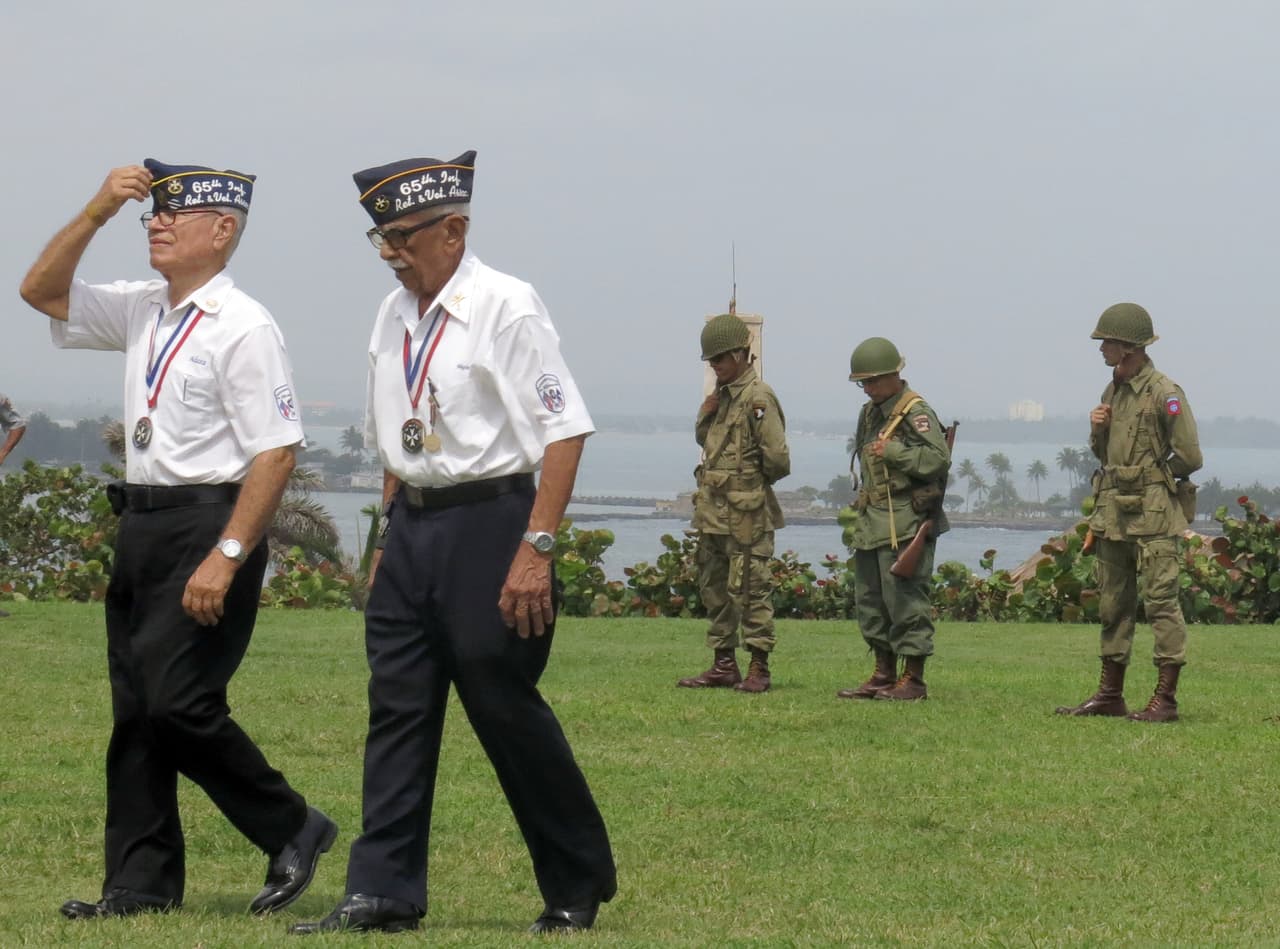 Veteranos de guerra puertorriqueños caminan durante una ceremonia para recibir sus Medallas de Oro del Congreso en San Juan, Puerto Rico, el miércoles 27 de abril de 2016. Estos militares formaron parte del 65to Regimiento de Infantería conocido como los Borinqueneers, que enfrentó discriminación y fue la última unidad segregada en estar en combate. (Foto AP/Danica Coto)