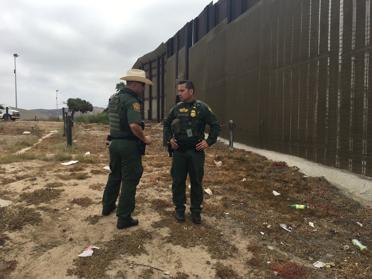 El agente fronterizo Saúl Rocha (derecha) conversa con uno de sus colegas en una zona restringida al público, cerca del mar de California.