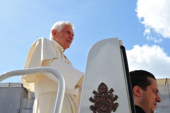 21 de mayo. La gendarmería del Vaticano detiene al mayordomo del Papa Benedicto XVI, Paolo Gabriele, a quien lo acusan de haber develado documentos propiedad del Sumo Pontífice de la Iglesia Católica y que aparecieron publicados en el libro “Su Santidad: los papeles secretos de Benedicto XVI”. El caso se conoce como Vatileaks, en similitud con el caso del periodista Julian Assange, Vikileaks, que publicó miles de documentos secretos, principalmente del gobierno de Estados Unidos.