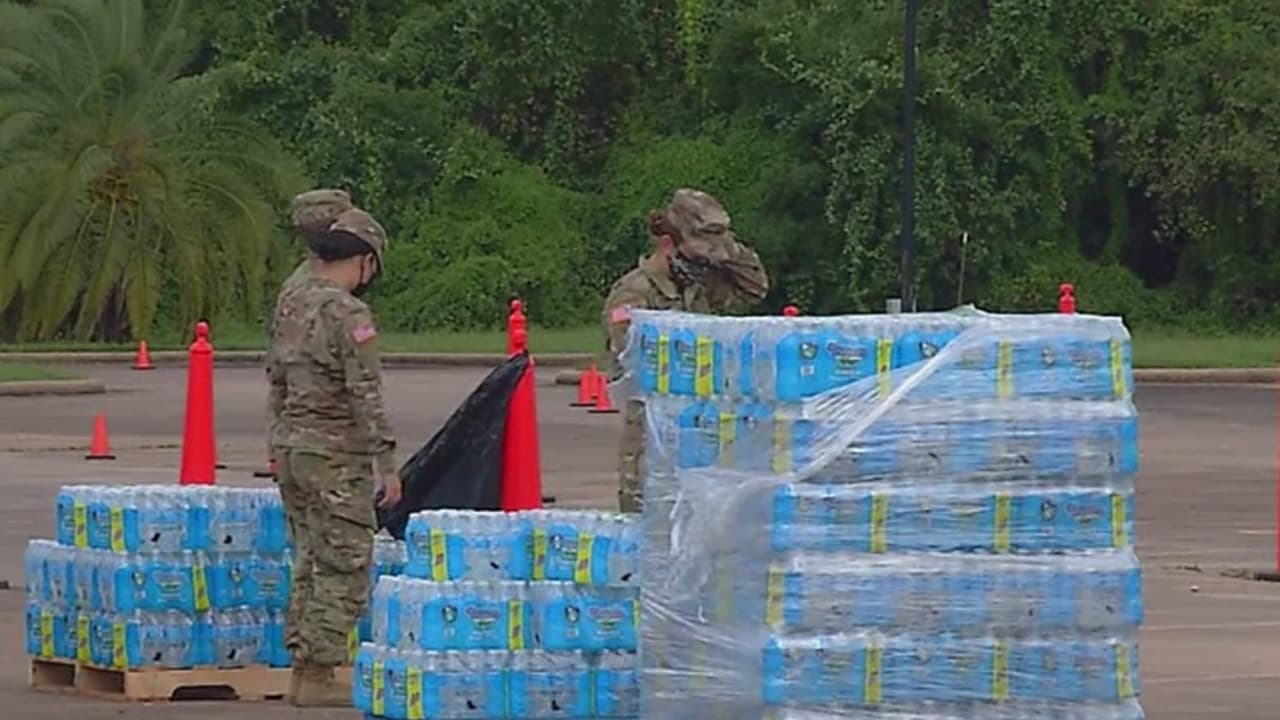 La Comisión de Calidad Ambiental de Texas advirtió sobre una posible contaminación de su suministro de agua por la 
<i>Naegleria fowleri</i>, conocida popularmente como ameba comecerebros.
<br>
<br>La comisión advirtió a la población que no use agua del grifo en Lake Jackson, Freeport, Angleton, Brazoria, Richwood, Oyster Creek, Clute y Rosenberg, así como para Dow Chemical-Freeport y la prisión estatal de Clemens y Wayne Scott.
<br>