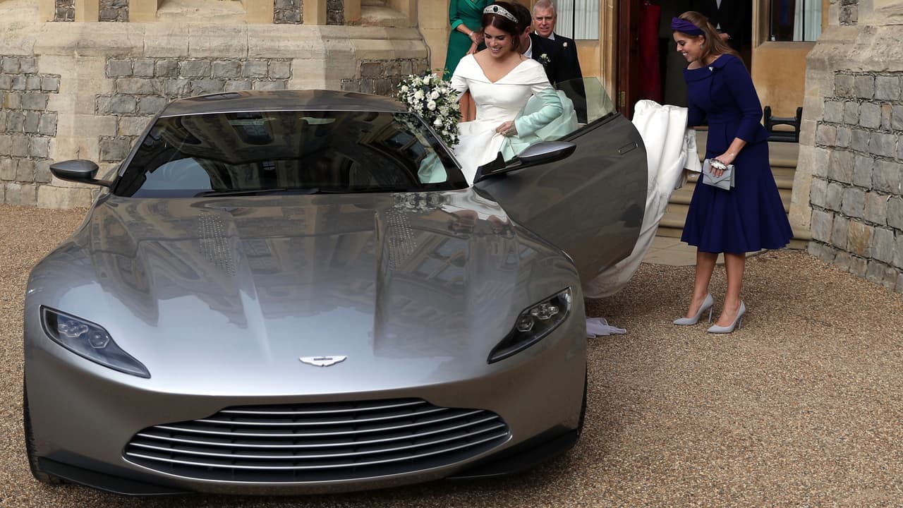 El Aston Martin DB10 esconde un sofisticado motor 
<b>V8 de 4.7 litros capaz de desarrolla 420 caballos de fuerza</b>, potencia más que suficiente para llevar a los recién casados por las calles del poblado de Windsor.