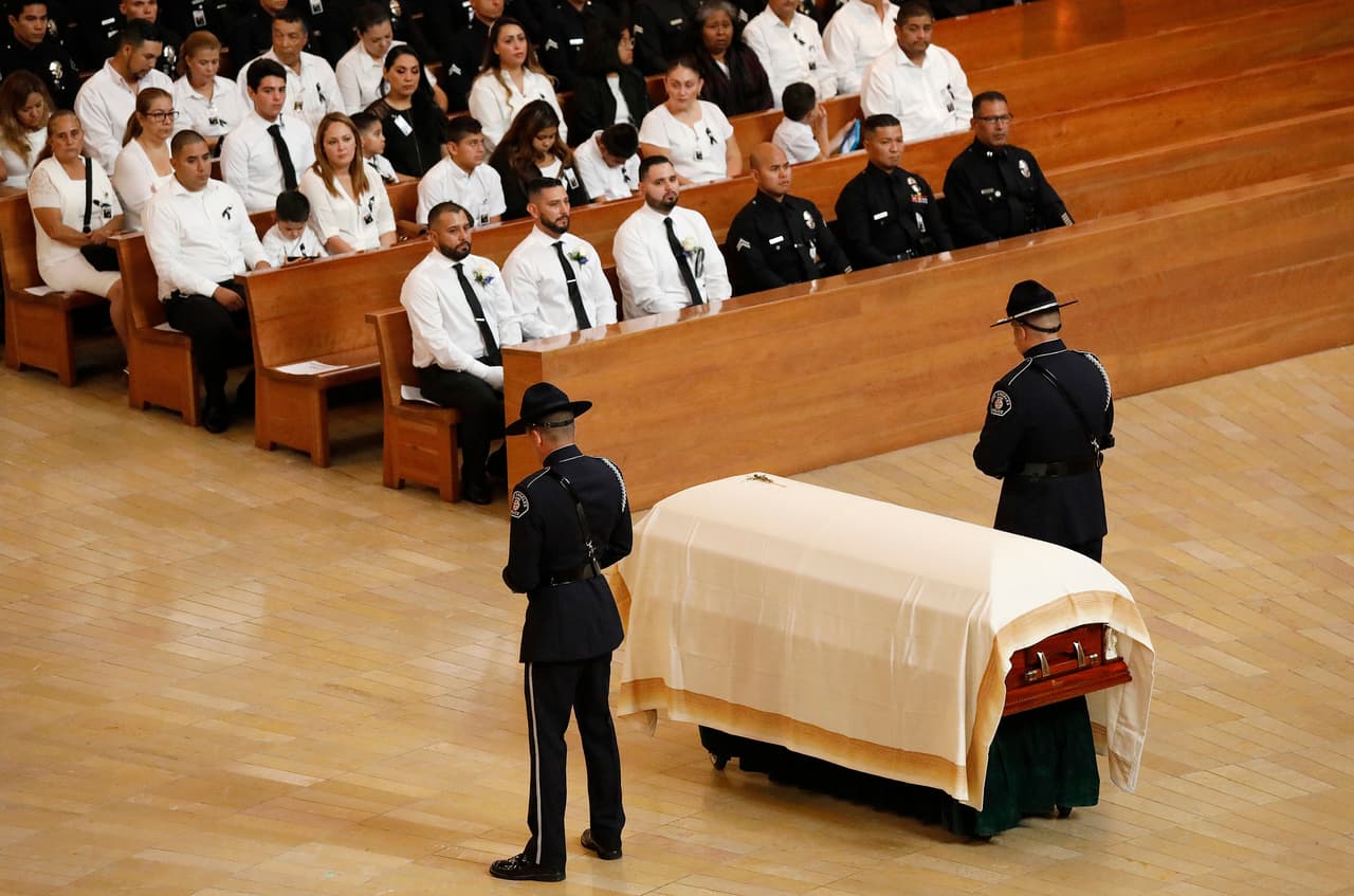 Díaz y su grupo vieron a Cristian Facundo, de 20 años y Ashlynn Smith, de 18 comenzar a pintar un graffiti en una acera cercana.