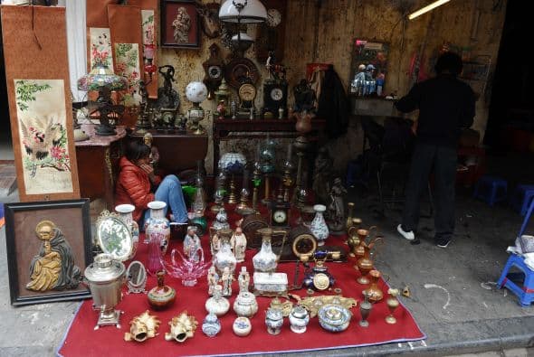 Visiten una tienda de antigüedades. Así no compren nada, seguro verán artículos increíbles de los que pueden hablar por horas.
