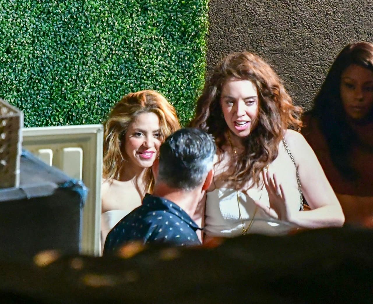 Además de un maquillaje ‘al natural’, Shakira complementó su ‘look’ llevando su característica larga cabellera, rizada y suelta. 
<br>