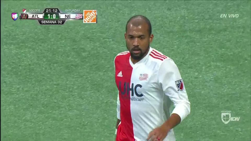 Tiro desviado de Teal Bunbury