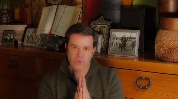 El actor se dedica a dar 
<b>conferencias de superación personal,</b> en donde cuenta sus "experiencias de vida que para mí, hoy son herramientas de supervivencia", explica en uno de sus videos.