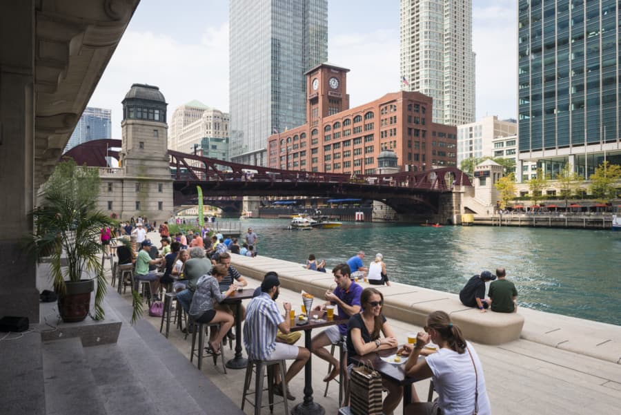 Riverwalk o Paseo del Rio: si disfrutas de una buena caminata, este espacio urbano es para ti. Es un paseo peatonal que recorre la orilla del río Chicago y en temporada de verano llegan los restaurantes, bares, conciertos y abren decenas de terrazas para disfrutar de las vistas arquitectónicas o del río y los botes que cruzan.