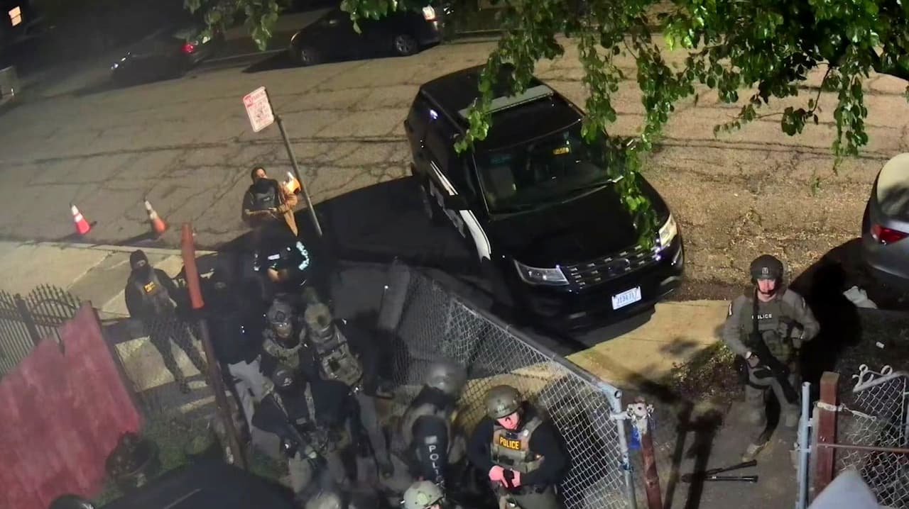 Padre e hijo son detenidos por agentes federales al interior de su casa en Oakland