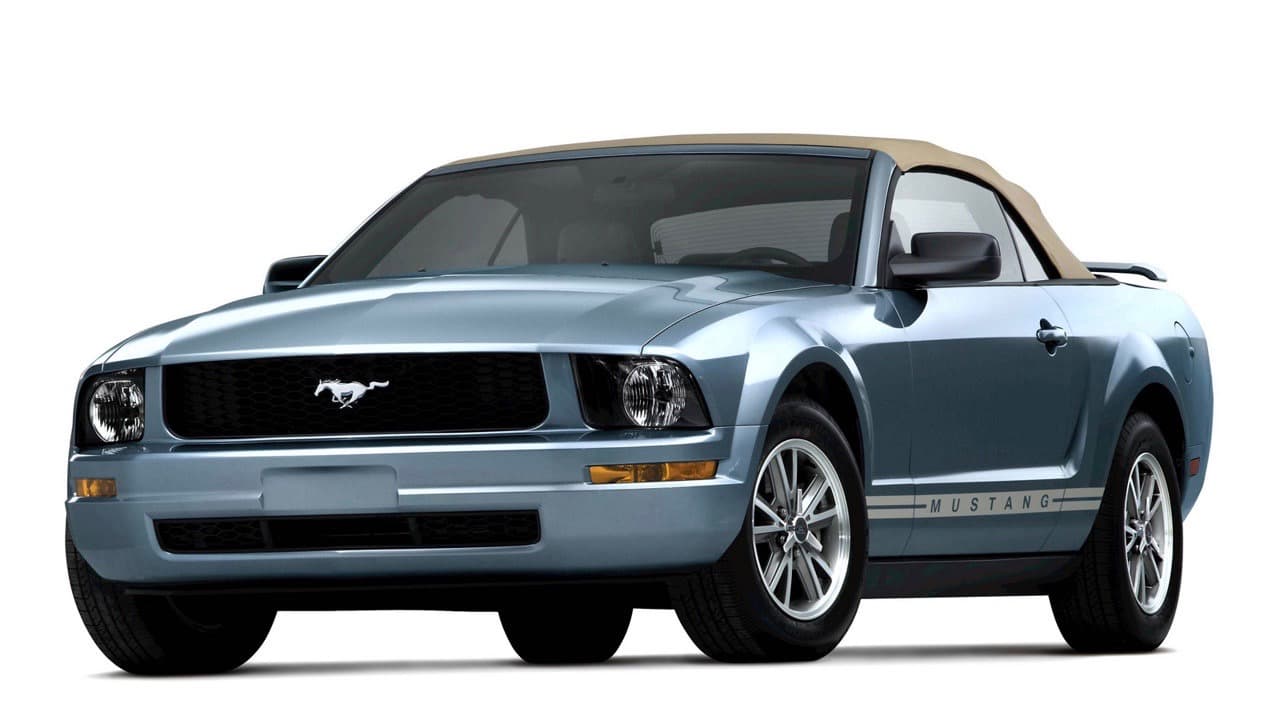 El 
<b>Ford Mustang Convertible </b>de quinta generación podía encontrarse con motor V6 de 4.0 litros. Esta versión de 2005, no tiene los faros de niebla en la parrilla, que era el principal distintivo respecto al GT V8.