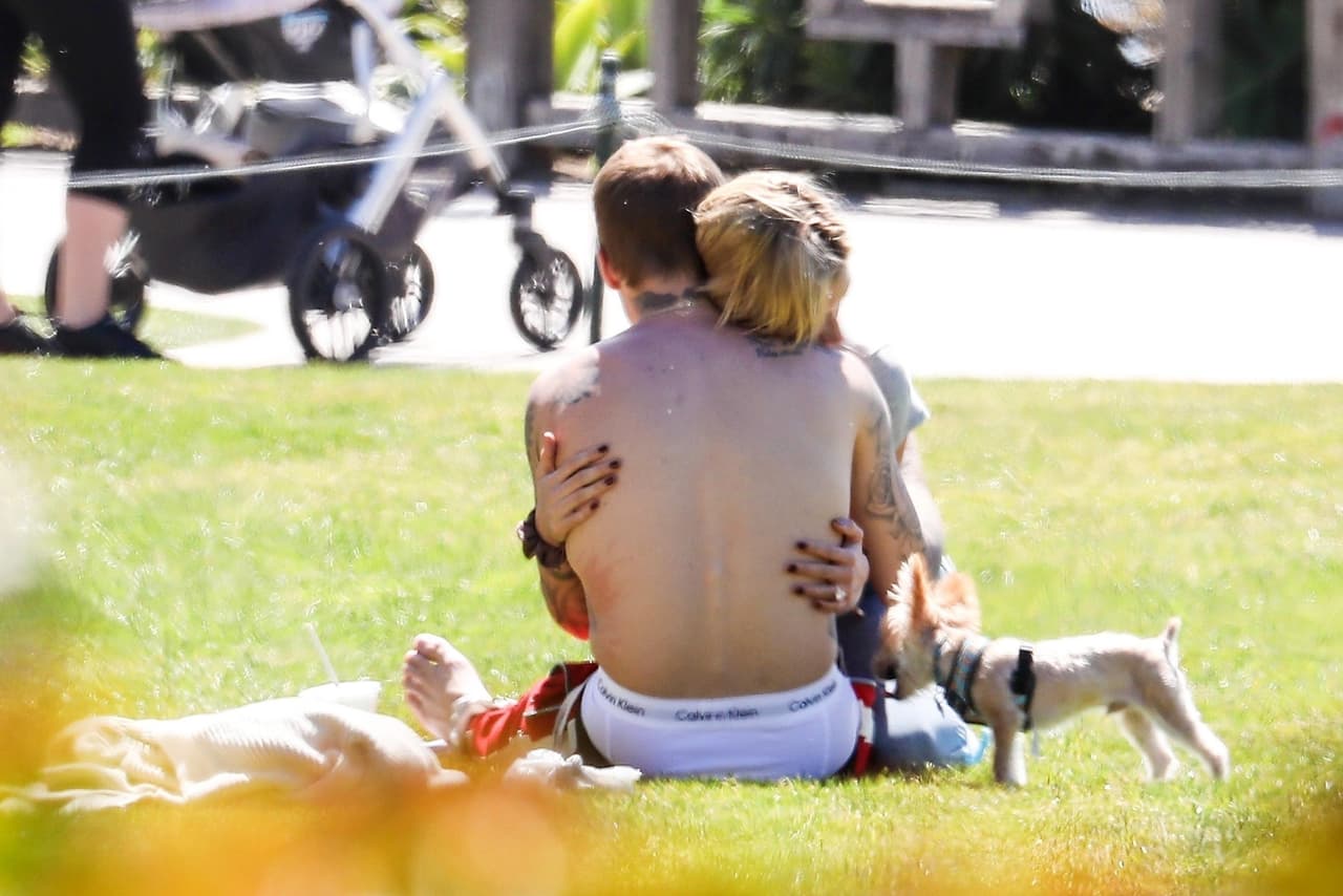 El pasado fin de semana, el cantante fue visto junto a su esposa Hailey disfrutando del sol y la playa.